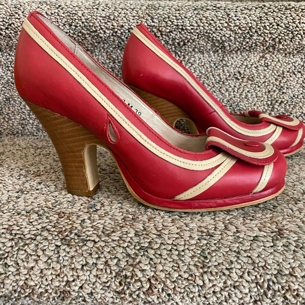 Vintage Fly London pin up style pumps